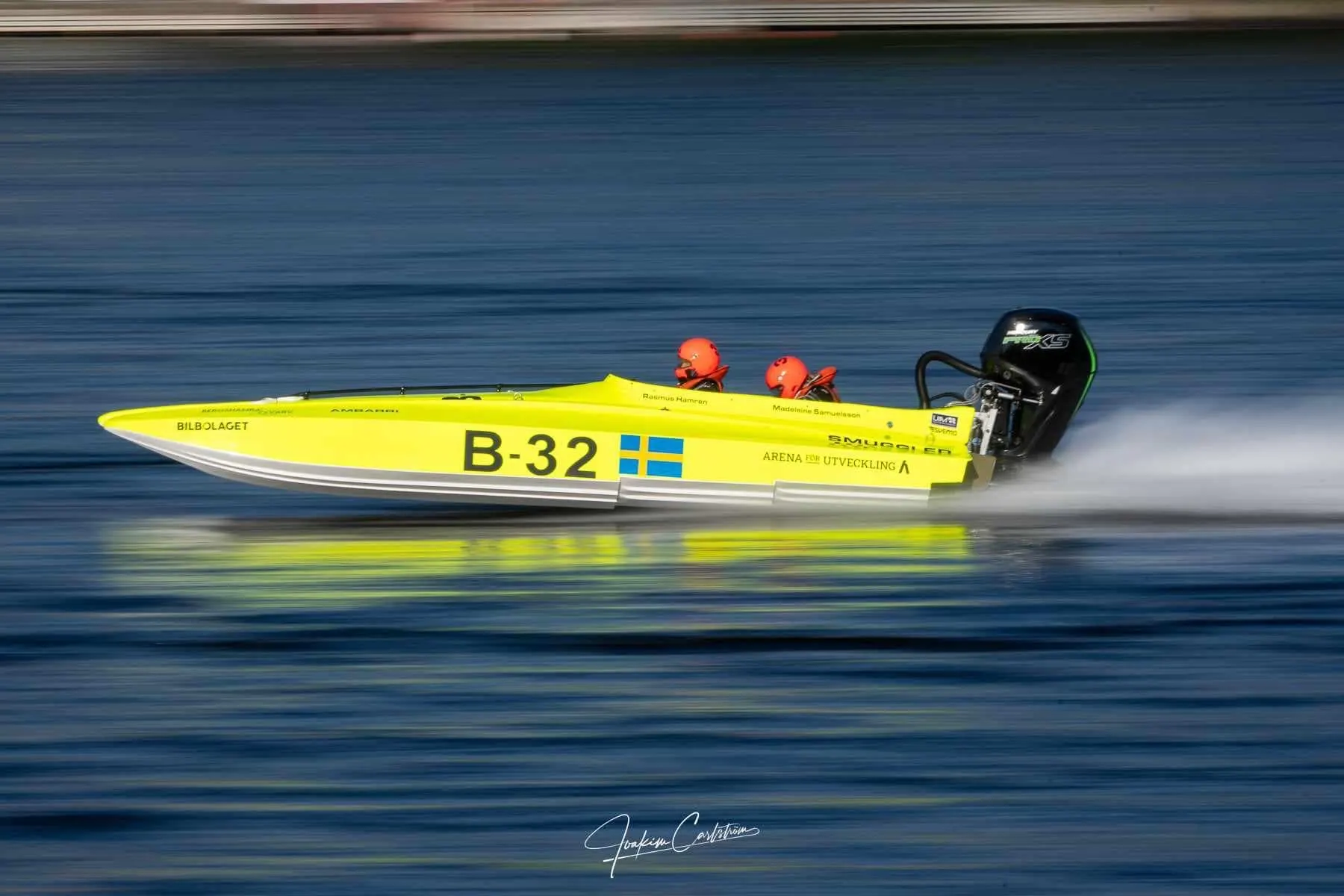 B-32, a Twister 20, at full speed with Rasmus Hamrén and Madeleine Samuelsson