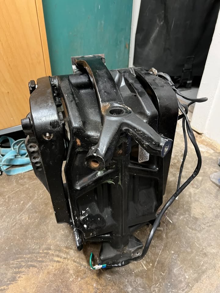 Swivel bracket kit, SWIVL BRKT KIT, seen from the front