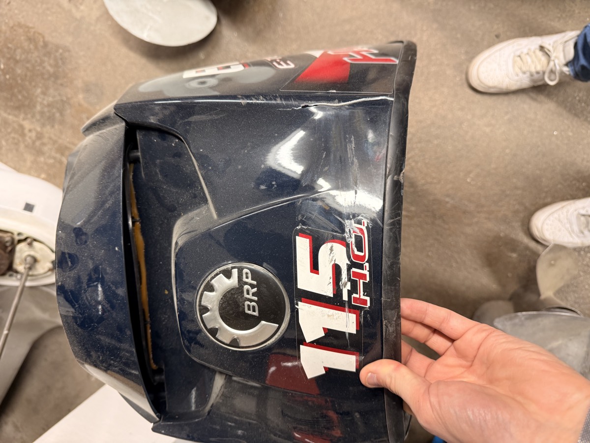 Motorkåpa Evinrude E-TEC HO 115 - framsida med BRP-logga