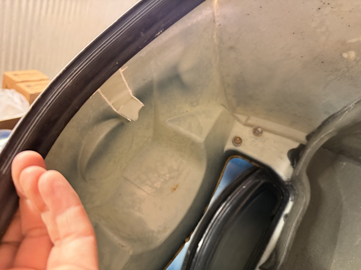 Motorkåpa Evinrude E-TEC HO 115 - spricka bakkant och fäste saknas